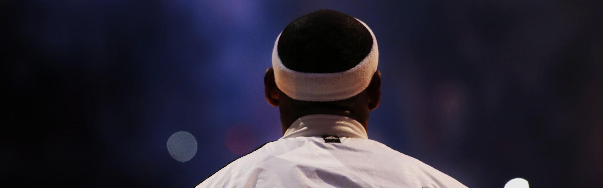 足球直播-篮球运动员“攻防回合切换瞬间判断”是否决定比赛应变节奏