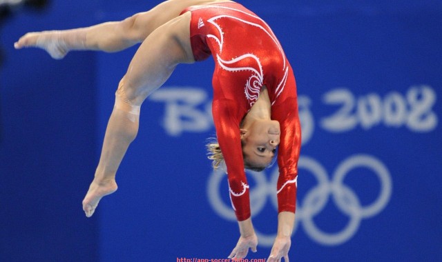 足球直播-拜仁慕尼黑对战德甲各球队完整比赛名单及结果回顾